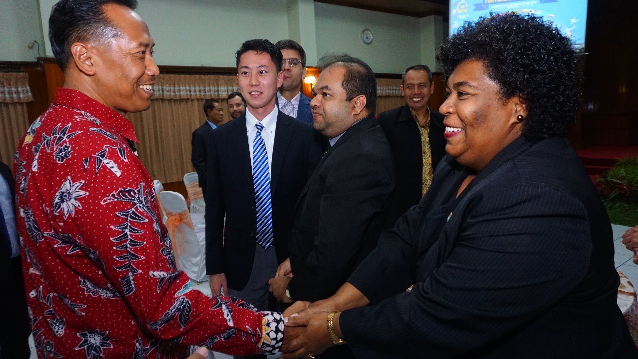 Rector of UMM, Fauzan saying hello to diplomats on Indonesian culture promotion on Tuesday (1/8) 12